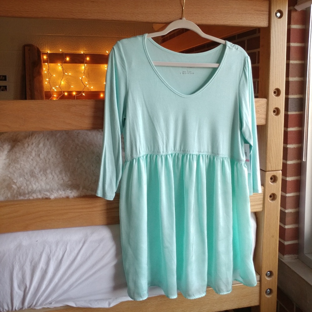 NWT Flutter and Kick Maternity Flowy Peplum Top L